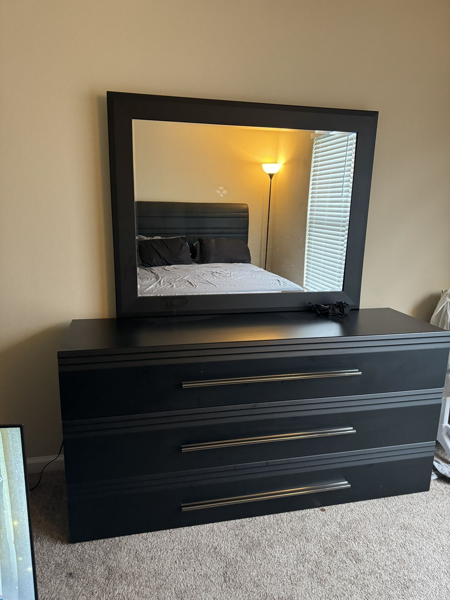QUEEN SIZE BEDROOM SET IN PERFECT CONDITION 