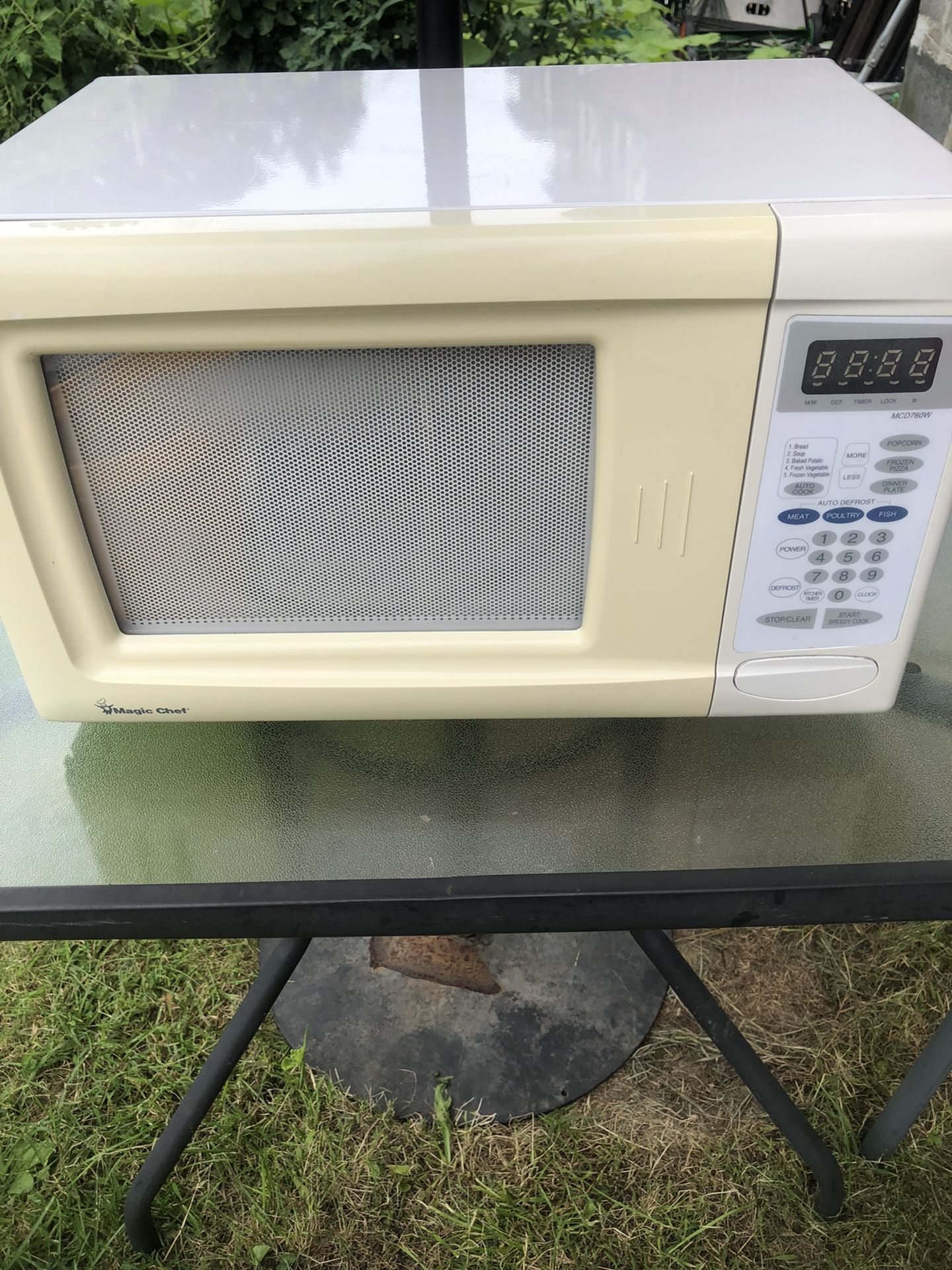 Very Good Condition Magic Chef Microwave 