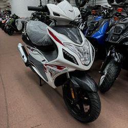 Brand New Blazed 150cc Wolf Brand Scooter 