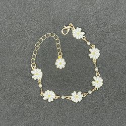 Daisy flower gold chain bracelet with pearl beads