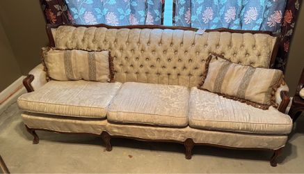 Vintage Tufted Sofa – French Provincial / Victorian Style