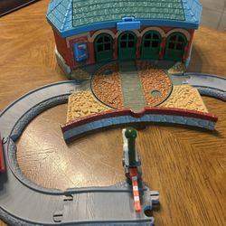 Thomas the Train Engine Station House Take Along Learning Curve 2002 W Track