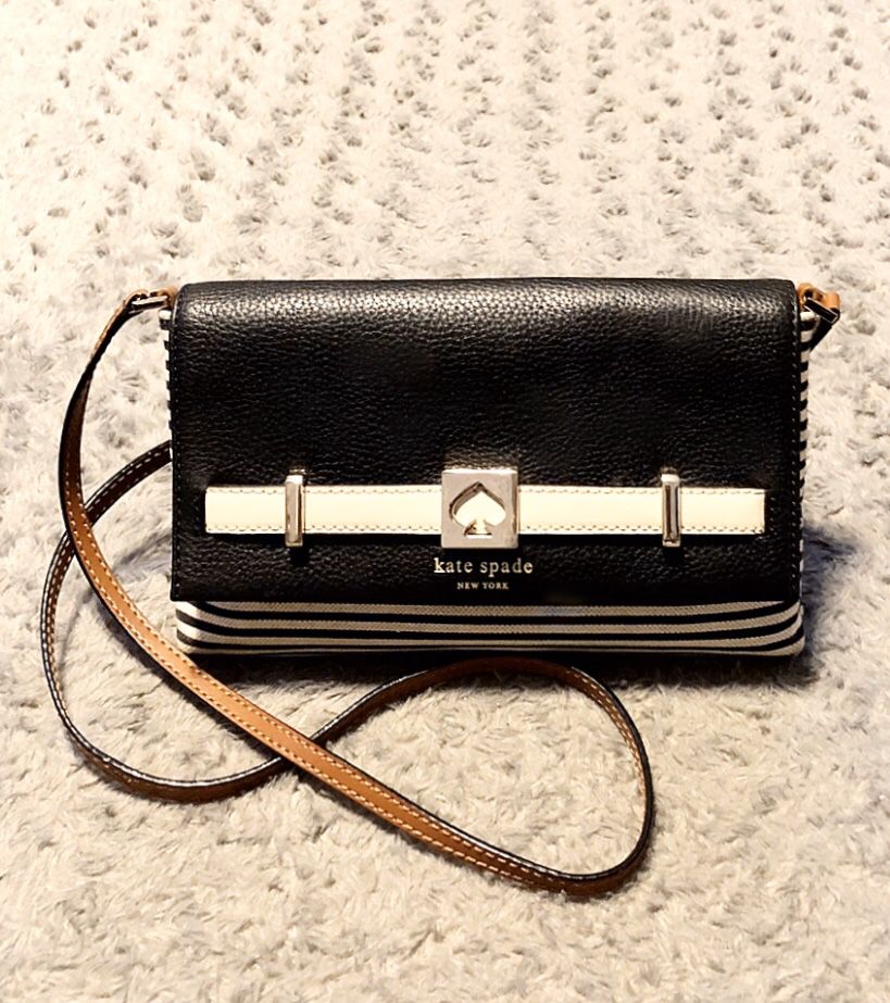 Kate Spade NY striped crossbody paid $325 Great condition! bag with sliver hardware, heart enamel accent at front, tan leather trim, flat shoulder st