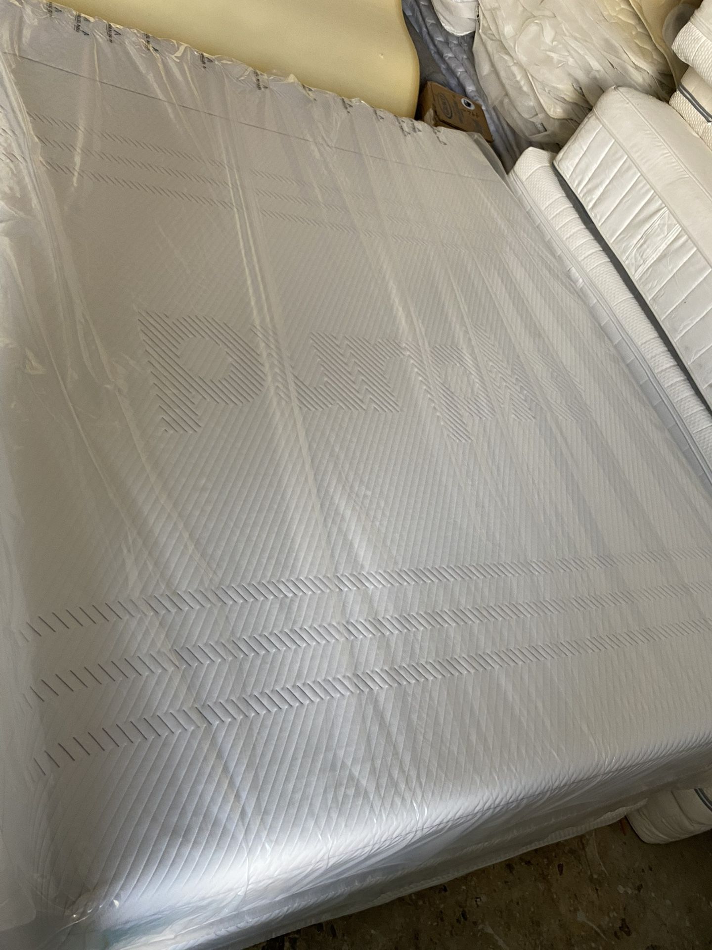 Purple plus mattress Brand New King/cali king $650 ❌ $750with box spring Queen size $550 ❌ $610with box spring Full size $500 ❌ $560 with box spr