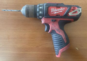 Milwaukee cordless drill  2407-20 ( Hablamos Espanol ) 