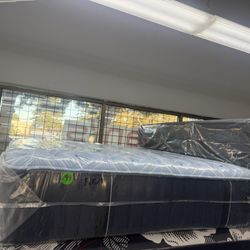 QUEEN SIZE STEARNS & FOSTER ESTATE MATTRESS & BOX SPRING BED SET