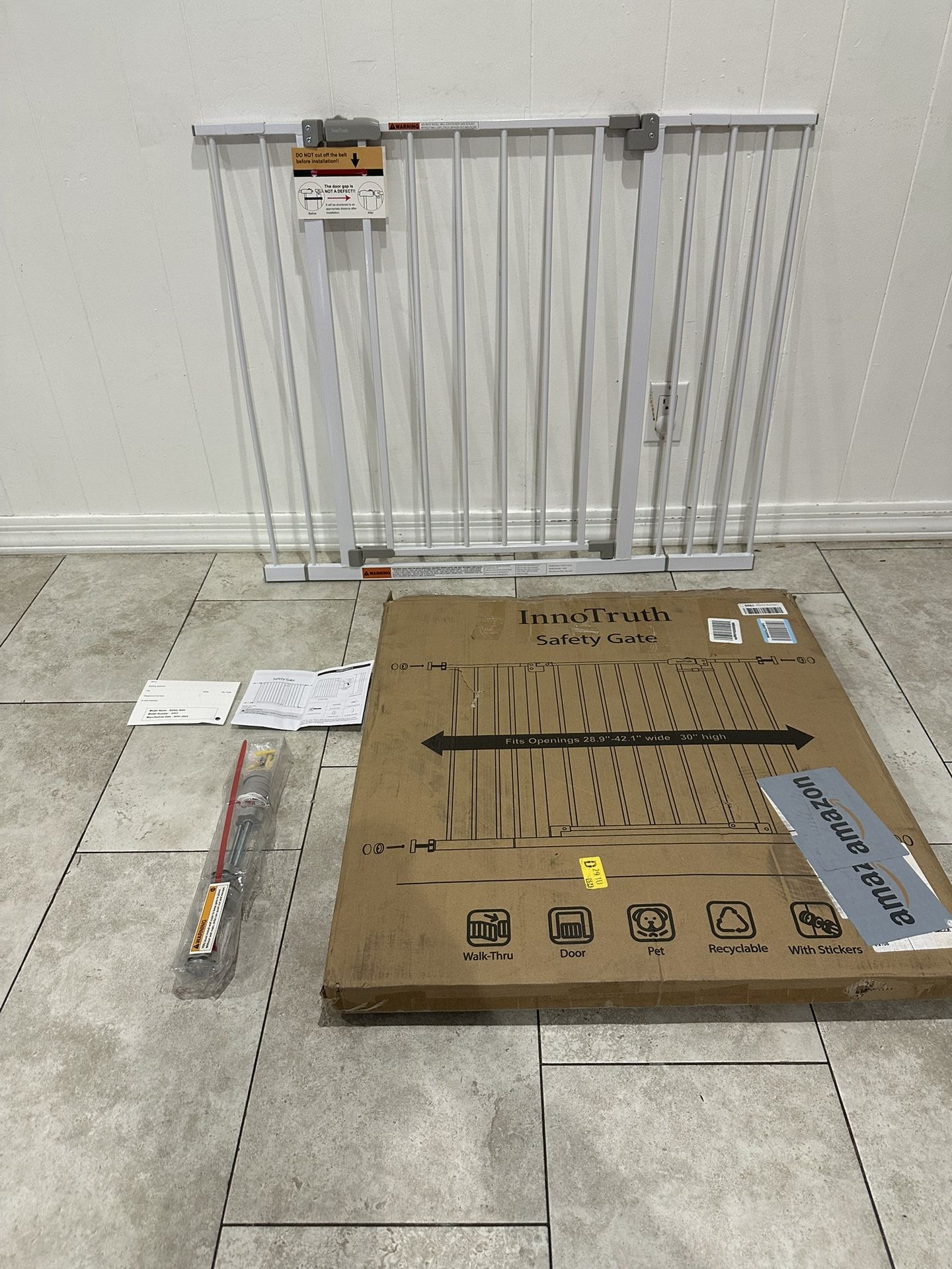 Wide Adjustable Pet Gate / Baby Gate - Fits Openings 28.9” - 42.1”