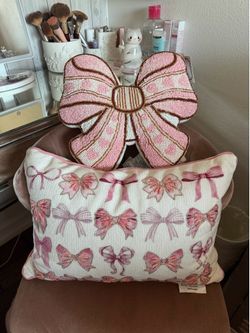 2 bow decorative pillows
