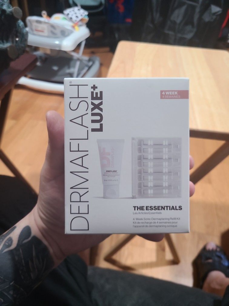 Dermaflash Luxe + The Essentials 4 Week Sonic Dermaplaning Refill Kit New+Sealed