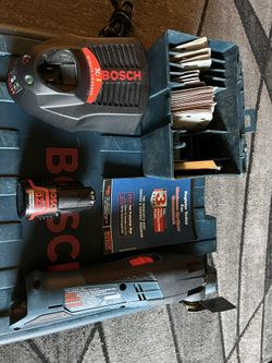Bosch Multi tool 12v w/ 1 Battery Charger And Some Sand Paper And Box 
