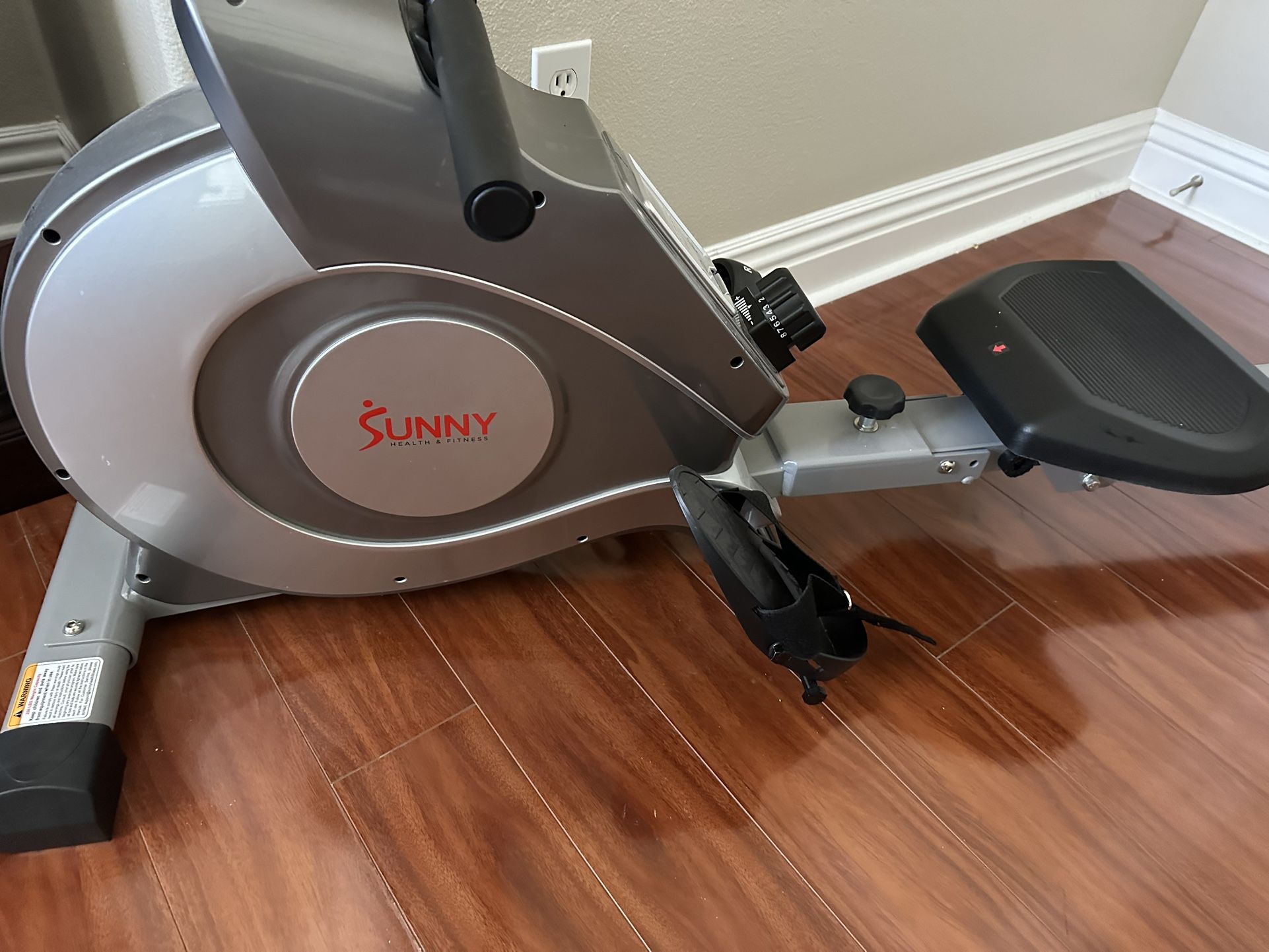 Sunny Rowing Machine (Like New)