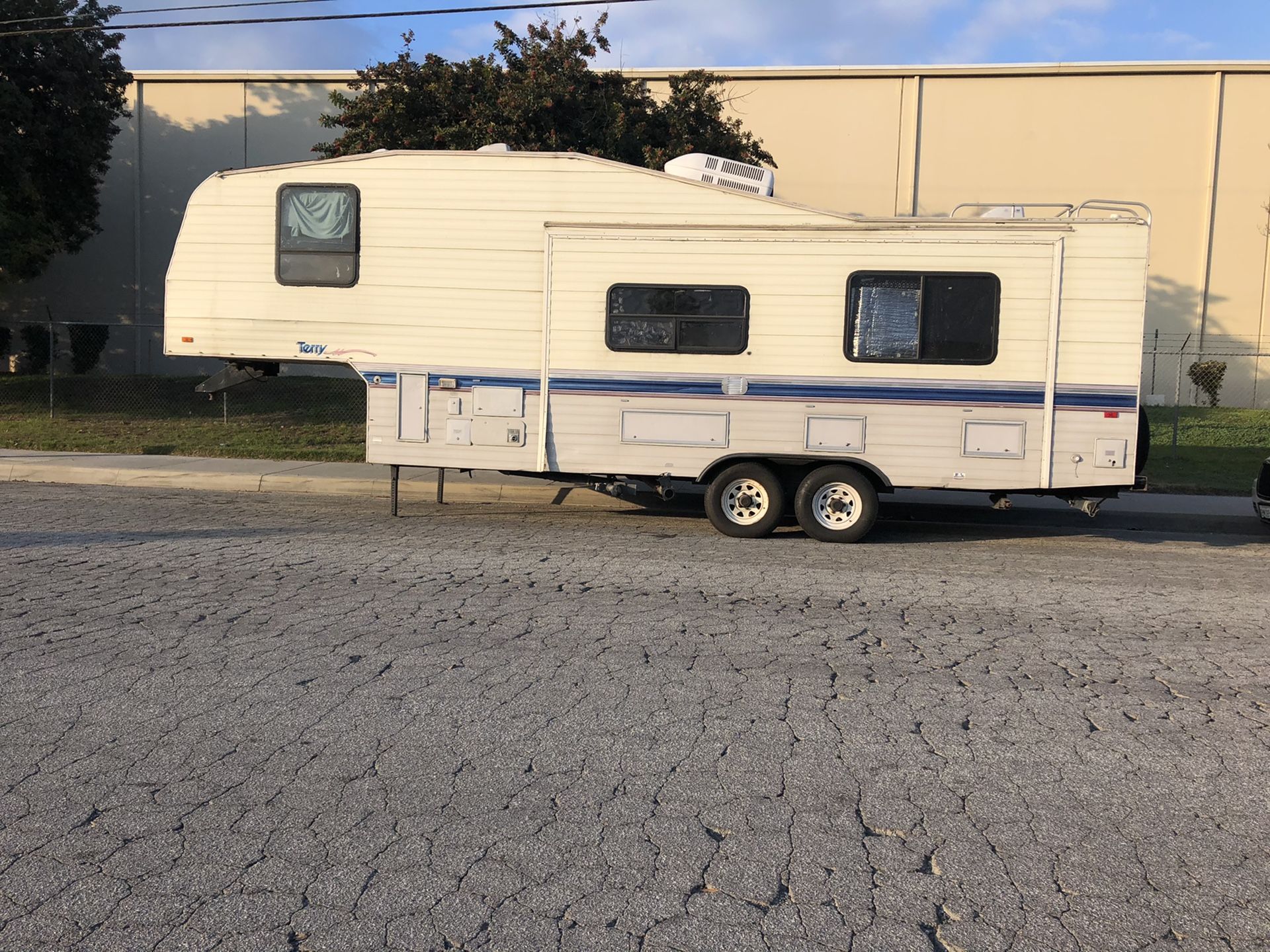 1994 fleetwood terry RV fifth wheel 27 J for Sale in Phillips Ranch, CA ...