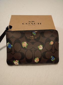 COACH BROWN SIGNATURE FLORAL ZIP- WRISTLE 🌺