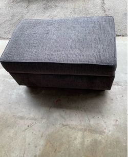Stored blankets - opens and closes smoothly
