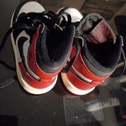 NIKE AIR JORDAN 1 MID TODDLER RED BLACK WHITE SHOE SIZE 6C  AGE GROUP 1- 2 YRS