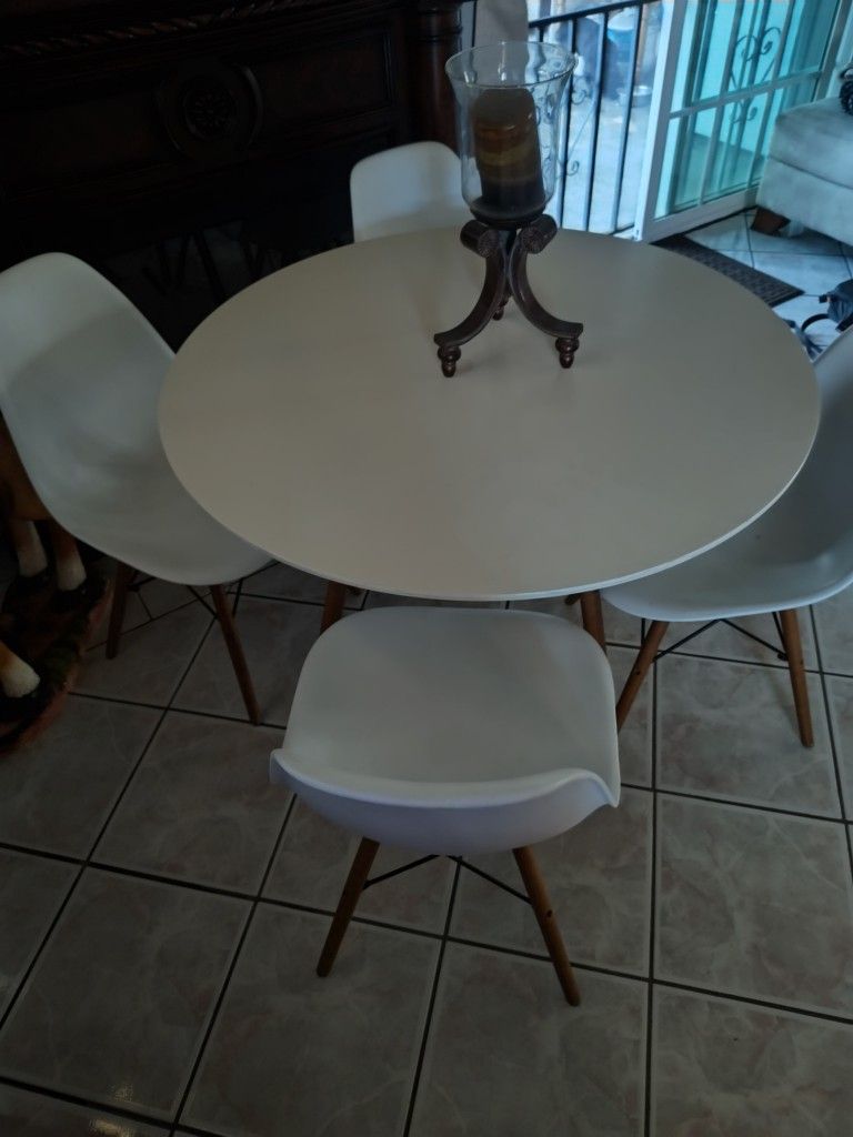 Mesa De Cuatro Sillas En Buenas Condiciones
