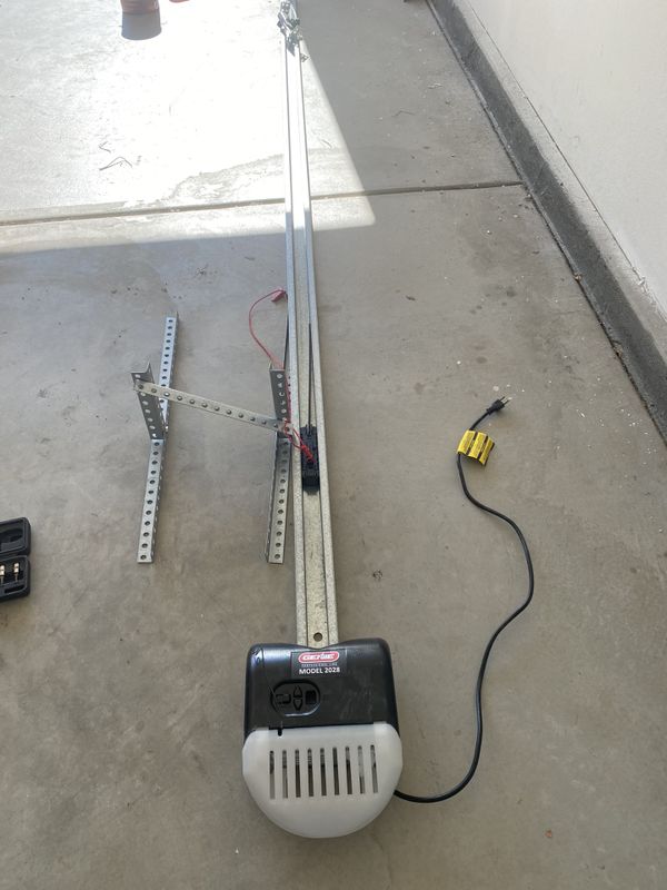 Genie Model 2028 Garage Door Opener for Sale in Temecula, CA OfferUp