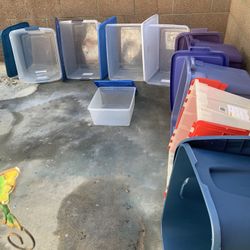 (8) Containers With Lids Each About 66 Quarts Each . With Extra Small One. All One Price FIRM 