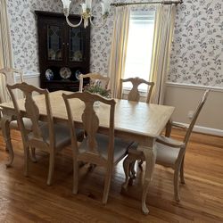 Dining Table.  PRICE REDUCED 