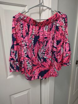 Pretty Lilly Pulitzer Top on or off the shoulder (S)