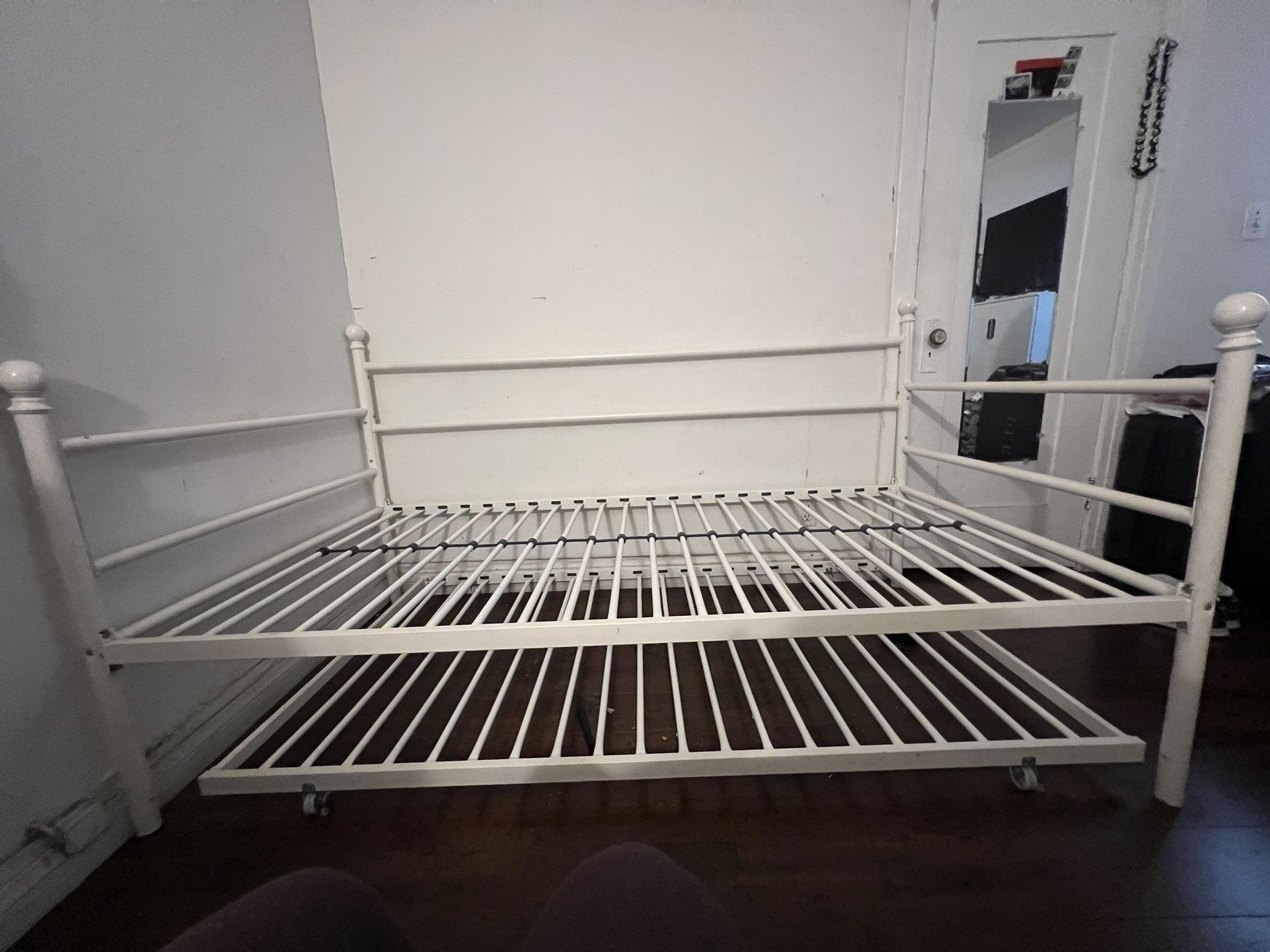 Daybed With Trundle Kids Pull Out Bed Frame for Sale in Los Angeles, CA