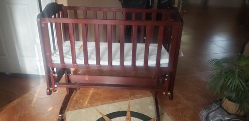 Baby rocking bassinet