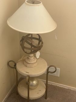 Beautiful endtable. With lamp.