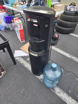 Water dispenser with water jug