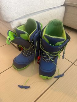 Snowboard boots