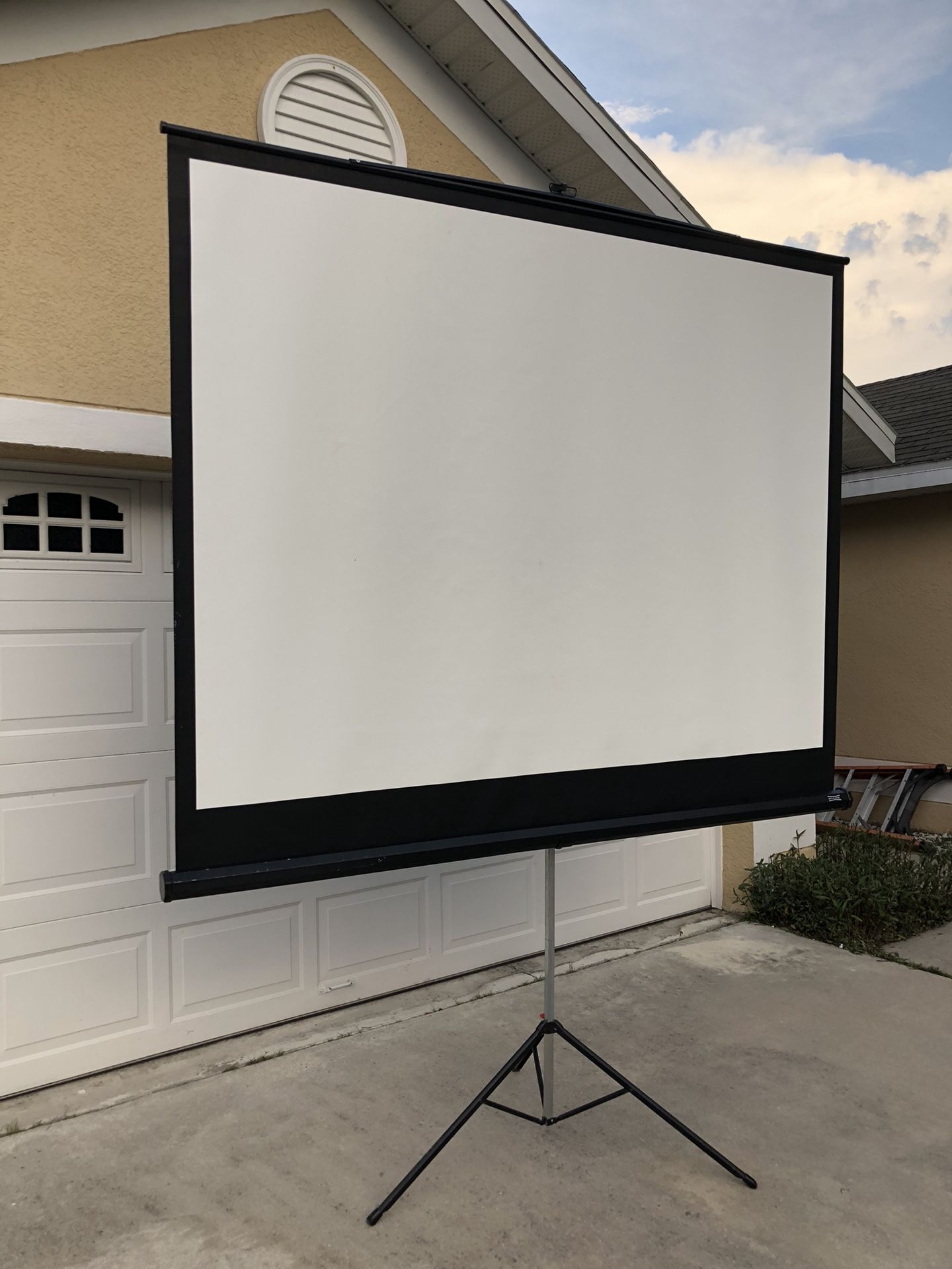 Projector screen