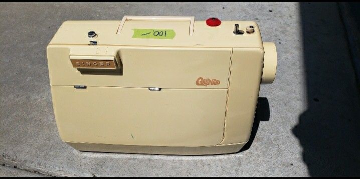 Nice sewing machine In great condition $100