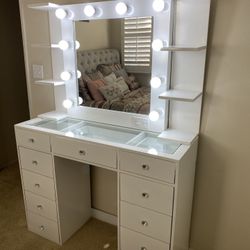 Vanity Mirror And Desk With Glass Top Diamond Knobs And Light Bulbs