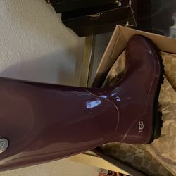 Size 7y Ugg Rain boots 75$