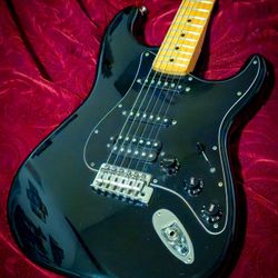 Fender Special Edition Standard Stratocaster HSS Maple Fingerboard Black  Electric Guitar