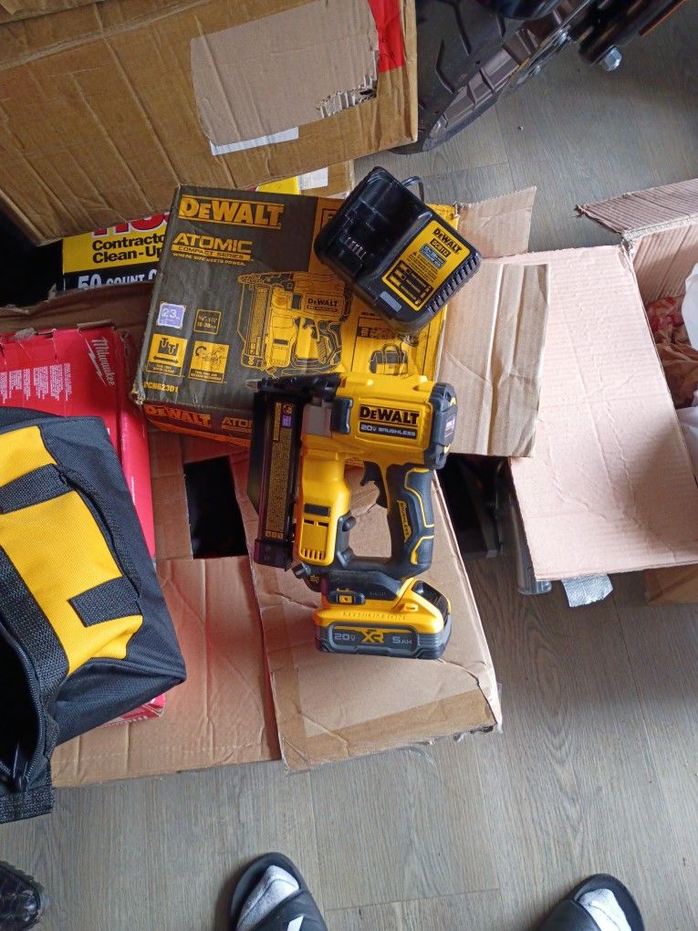 DeWalt 23 Pin Nailer No Battery Or Charger