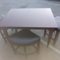 Table With 4 Sits 