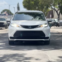 2021 Toyota Sienna Le Hybrid 
