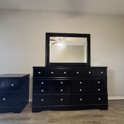 Dresser and Nightstand Bedroom Set