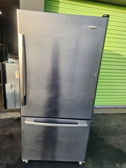 Un Refrijerador Dos Puertas Tres Meses De Garantia  Se Yeba Adomisilio El Mismo Dia