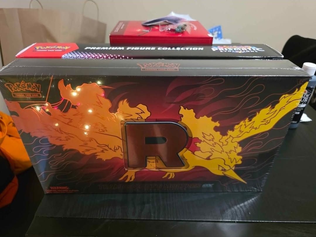 Team Rockets Moltres Ultra Premium Collection
