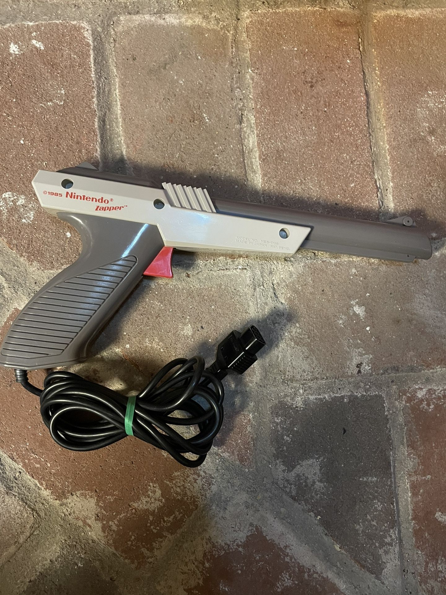 Original 1985 Nintendo NES Zapper gun