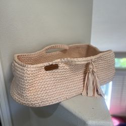The MODERN BABIES WOVEN BLUSH COLOR BABY BASSINET