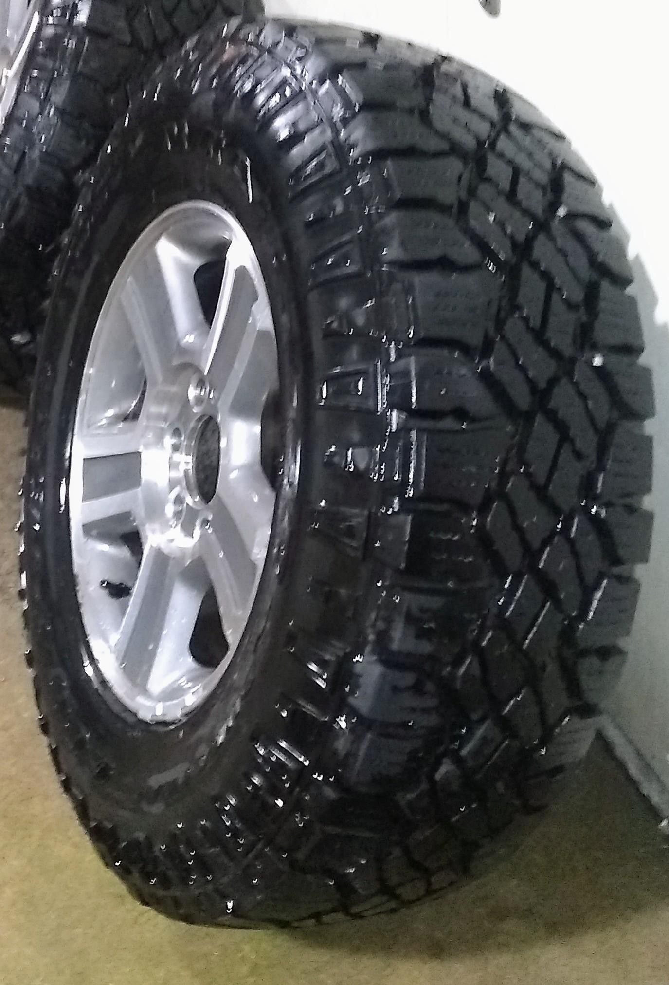 Near New All trrerrian tires and rims off of a 2004 ford expedition 6 Lug. Size 265/R17