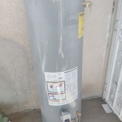 RHEEM 40 GALLON WATER HEATER FREE INSTALL & HOSES