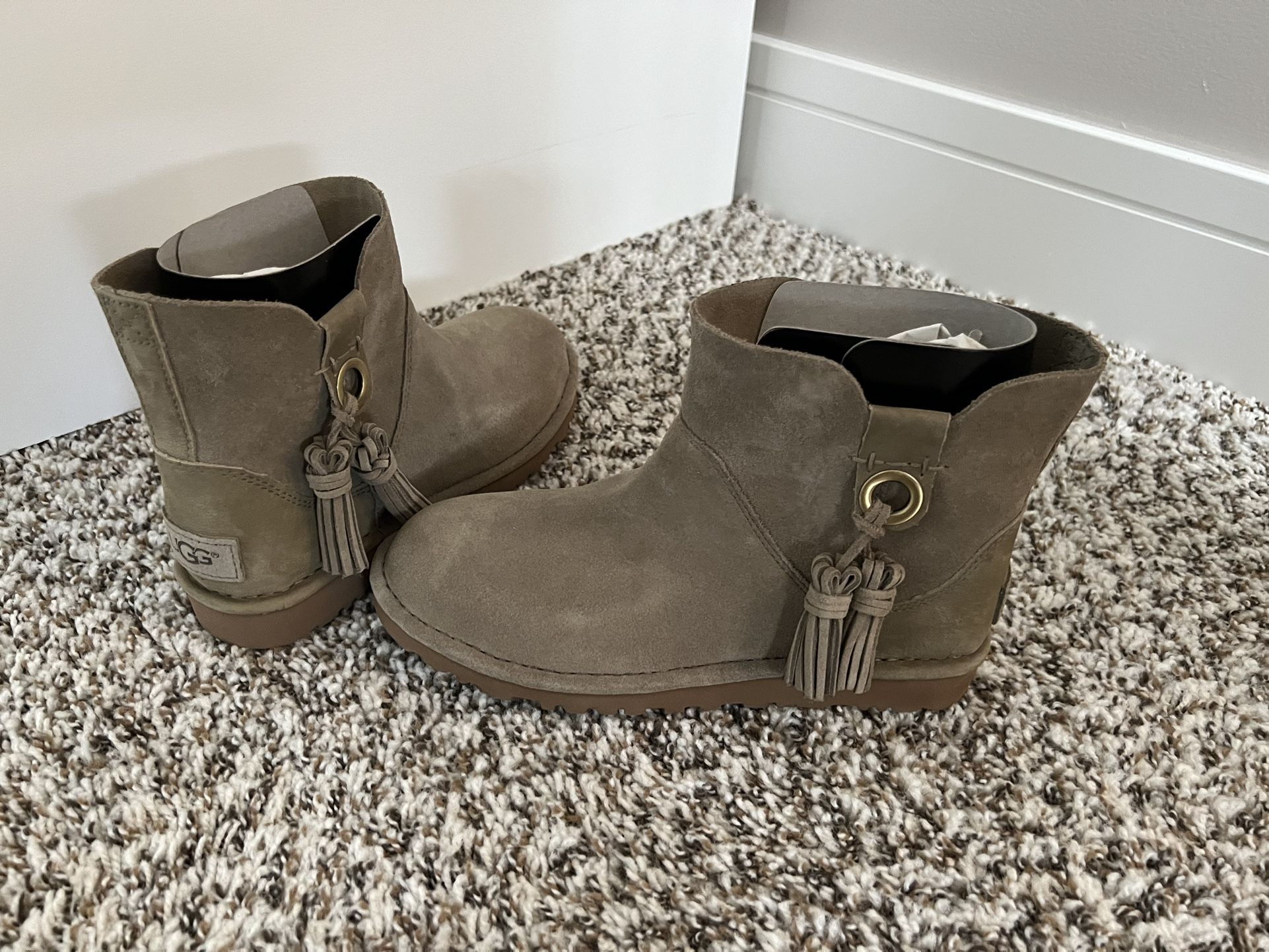 NEW UGGS BOOTS SIZE 4.5