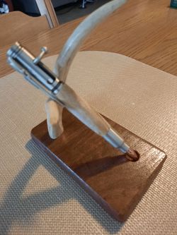 DEER ANTLER PEN AND STAND