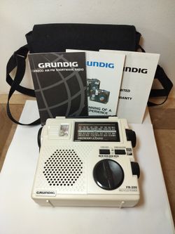 Grundig FR-200 World Band Receiver Emergency Radio - MINT Condition - With Case & Manuals