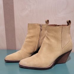 Women's Suede Ankle Boots. Yellow Camel Color.