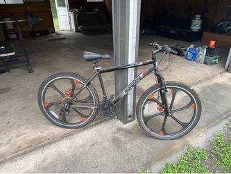 MONGOOSE MOUNTAIN BIKE