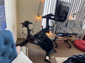 Peloton- Newer Model W/Swivel Screen - Like New